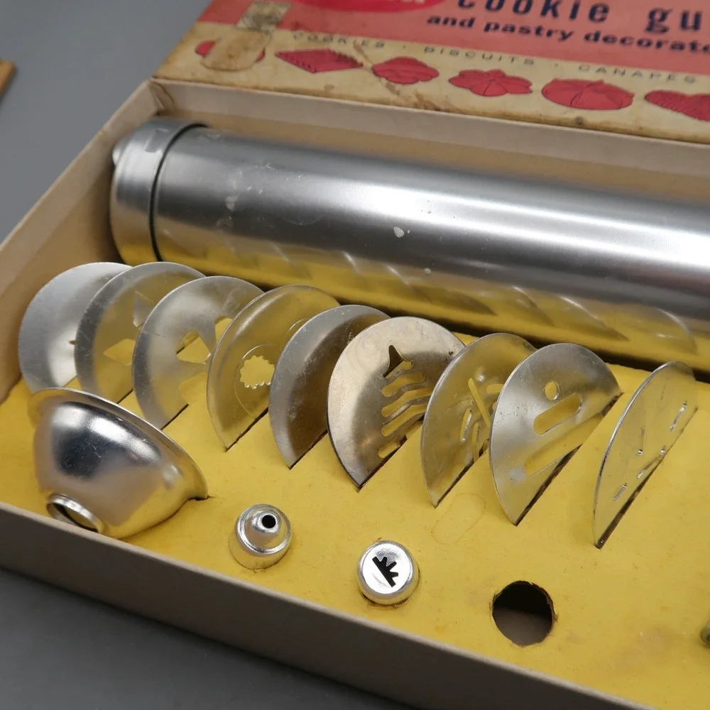 Vintage Wear Ever Cookie Gun and Pastry Decorator Trigger Quick No 3365 in box